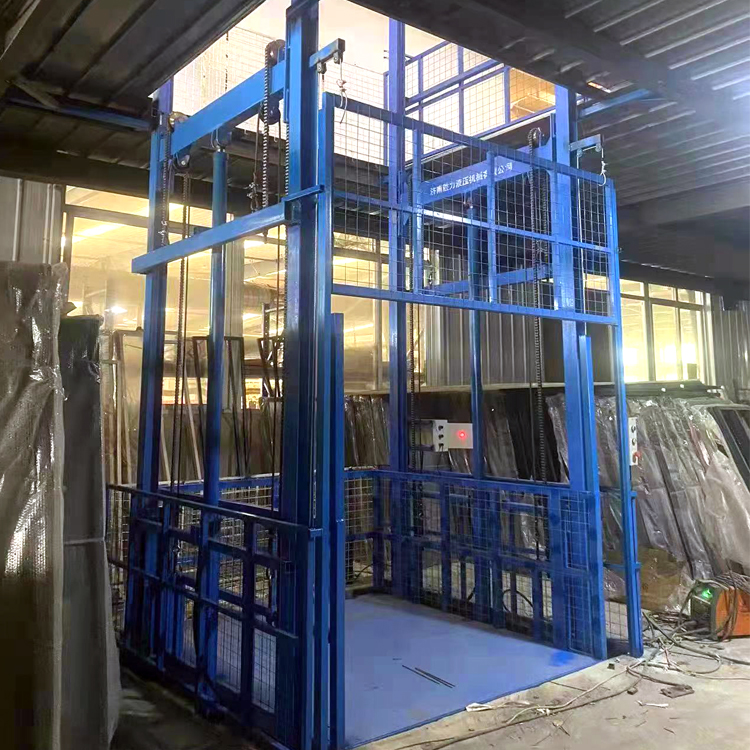 倉(cāng)庫(kù)升降貨梯安裝完畢！